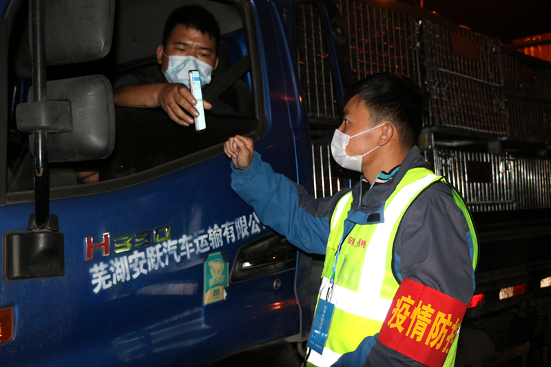 新一輪疫情發(fā)生后，安徽路橋迅速行動，組織全體職工和勞務(wù)工人進行全員核算檢測，筑牢疫情防控第一道防線。此外，還積極投身屬地疫情防控，踐行國企擔當。