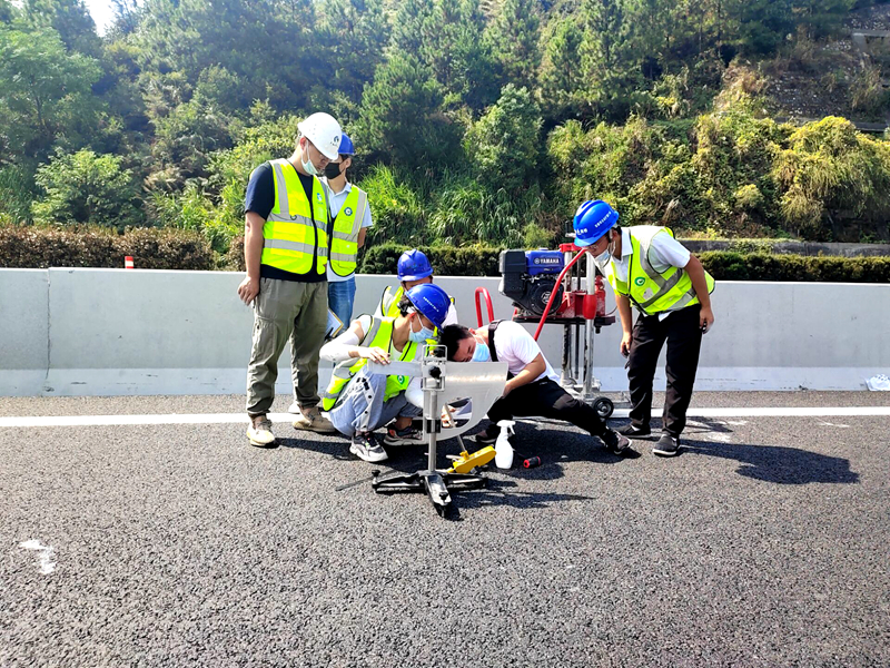 吉康改擴建C1標(biāo)率先完成全線首段主線路基、路面分段交工驗收 (1)